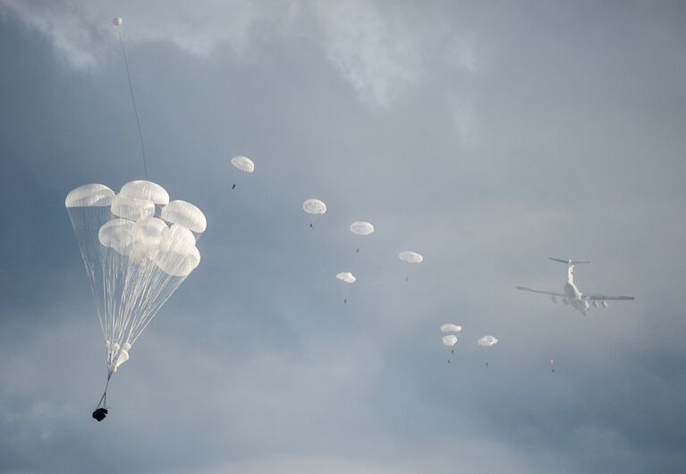 Учебное десантирование БМД-2 во время совместных учений ВДВ России, Белоруссии и Сербии Славянское братство-2016 в Сербии