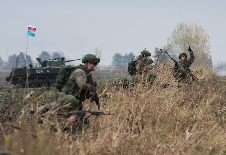 Российские военнослужащие во время совместных учений ВДВ России, Белоруссии и Сербии Славянское братство-2016 в Сербии