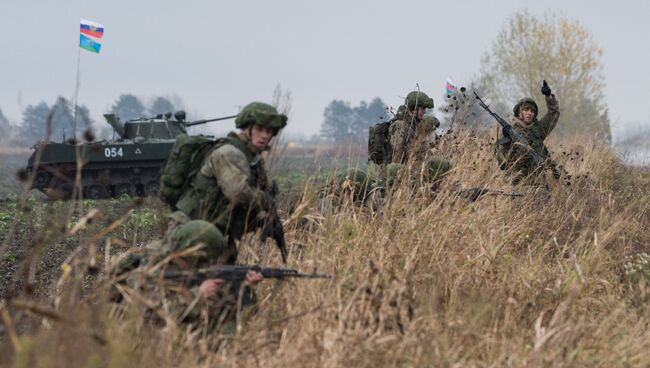 Российские военнослужащие во время совместных учений ВДВ России, Белоруссии и Сербии. Архивное фото