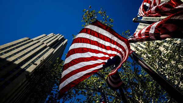 Флаги США возле Рокфеллеровского центра в Нью-Йорке. Архивное фото