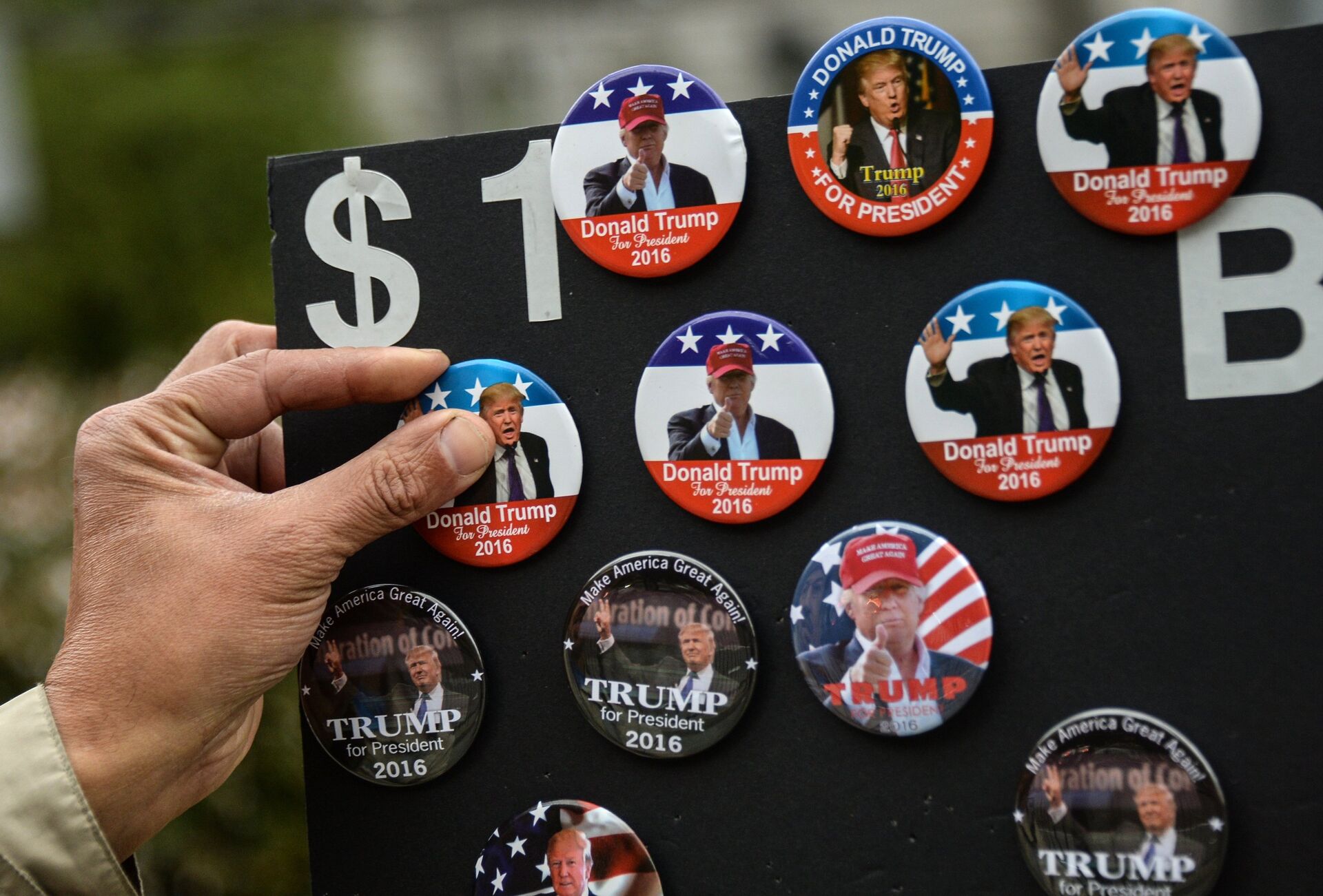 Продажа значков с изображением кандидата в президенты США от Республиканской партии Дональда Трампа в Нью-Йорке - РИА Новости, 1920, 20.07.2021
