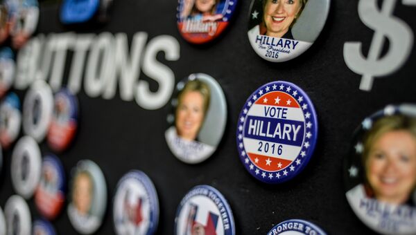Продажа значков с изображением кандидата в президенты США от Демократической партии Хиллари Клинтон в Нью-Йорке. Архивное фото