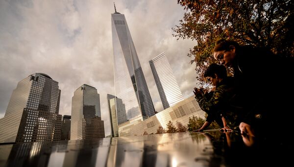Туристы у национального мемориала 11 сентября в Нью-Йорке