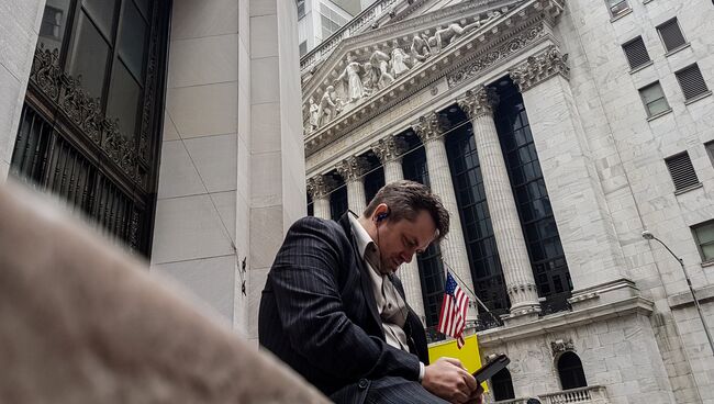 Мужчина неподалеку от здания Нью-Йоркской фондовой биржи. Архивное офто
