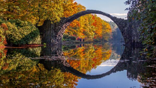 Мост в рододендронпарке Кромлау, Германия