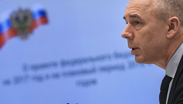 Министр финансов РФ Антон Силуанов выступает на парламентских слушаниях по проекту федерального бюджета в Совете Федерации