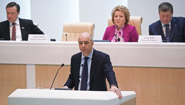 Министр финансов РФ Антон Силуанов выступает на парламентских слушаниях по проекту федерального бюджета в Совете Федерации