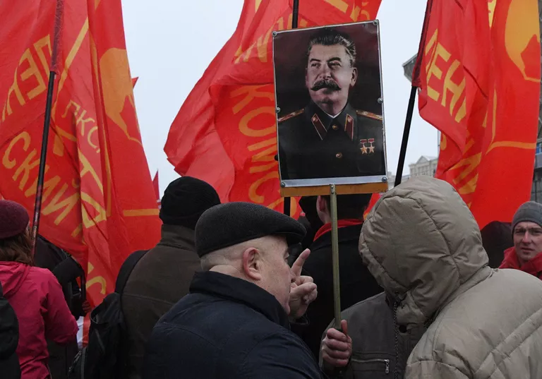 Участники шествия в Москве, посвященного 99-й годовщине Великой Октябрьской социалистической революции Участники шествия в Москве, посвященного 99-й годовщине Великой Октябрьской социалистической революции