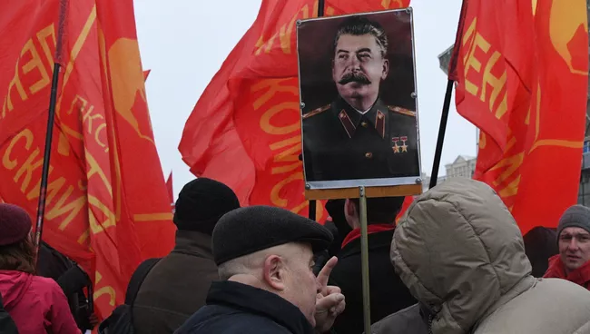 Участники шествия в Москве, посвященного 99-й годовщине Великой Октябрьской социалистической революции