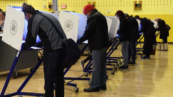 Голосование на одном из избирательных участков в Нью-Йорке, США