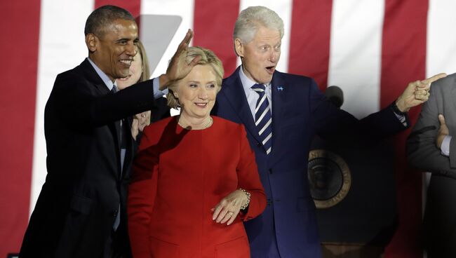 Президент США Барак Обама, кандидат в президенты Хиллари Клиинтон и  экс-президент США Билл Клинтон. Филадельфия, США. 7 ноября