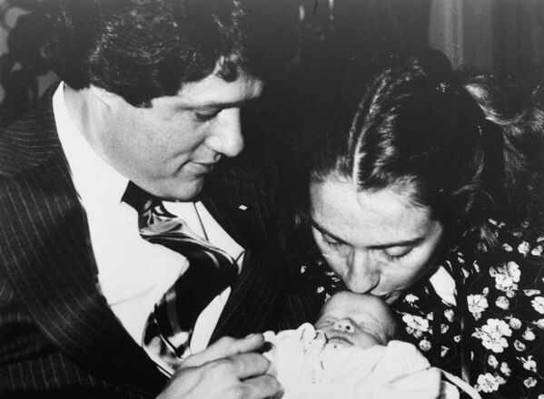 Билл Клинтон со своей женой Хиллари и ребенком Челси