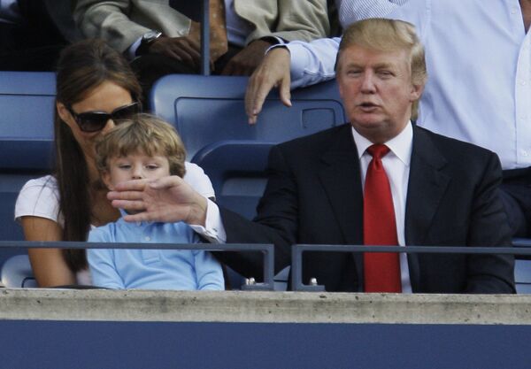 Дональд Трамп с сыном Барроном и супругой Меланьей на теннисном турнире US Open в Нью-Йорке, 8 сентября 2008