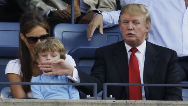 Дональд Трамп с сыном Барроном и супругой Меланьей на теннисном турнире US Open в Нью-Йорке, 8 сентября 2008