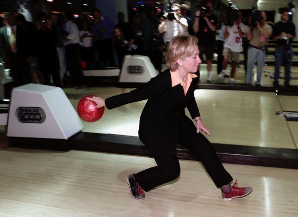 Хиллари Клинтон во время игры в боулинг, 2000 год.