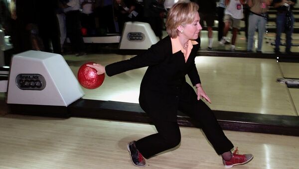 Хиллари Клинтон во время игры в боулинг, 2000 год.