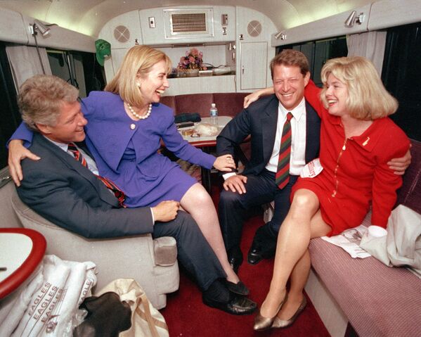 Хиллари Клинтон со своим мужем Биллом Клинтоном, Альбертом Гором и его женой Типпер, во время короткого отдыха на своем автобусе в Дареме, штат Северная Каролина. 26 октября 1992