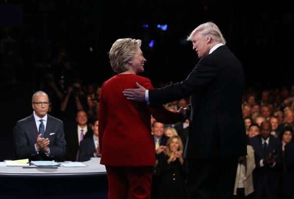 Кандидаты в президенты США Хиллари Клинтон и Дональд Трамп во время дебатов. 26 сентября 2016 года