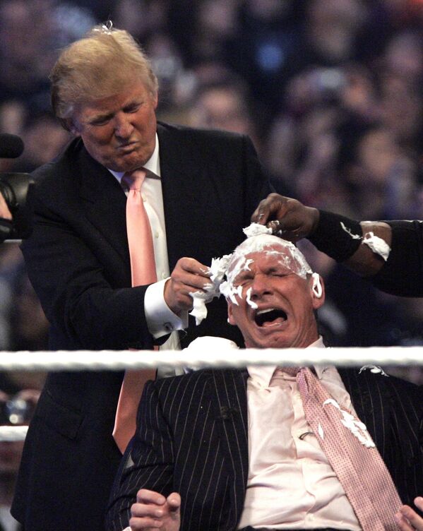 Дональд Трамп бреет голову Винсенту Макмэну в Детройте. 1 апреля 2007