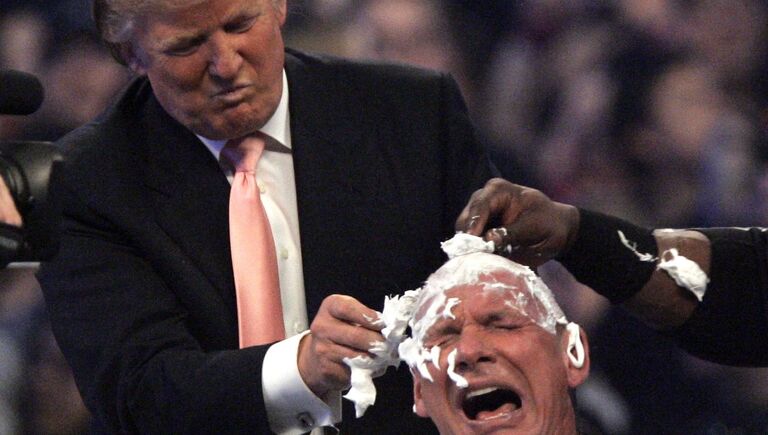 Дональд Трамп бреет голову Винсенту Макмэну в Детройте. 1 апреля 2007
