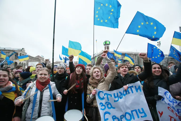 Студенты киевских ВУЗов на акции против решения правительства Украины о приостановлении процесса интеграции Украины и Евросоюза на площади Независимости в Киеве Студенты киевских ВУЗов на акции против решения правительства Украины о приостановлении процесса интеграции Украины и Евросоюза на площади Независимости в Киеве