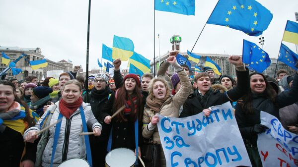 Студенты киевских ВУЗов на акции против решения правительства Украины о приостановлении процесса интеграции Украины и Евросоюза на площади Независимости в Киеве