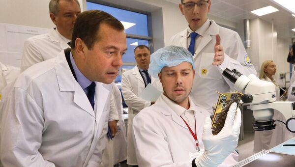 Дмитрий Медведев во время посещения совместного российско-французского предприятия Синертек. 8 ноября 2016