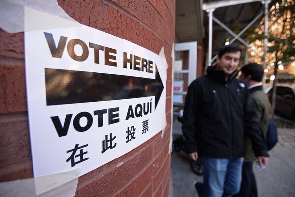 Указатель на вход в избирательный участок в Нью-Йорке во время выборов президента США