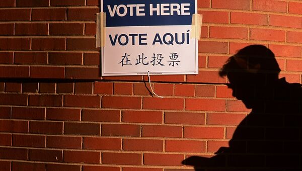 Указатель на избирательный участок в Нью-Йорке, где проходит голосование на выборах президента США