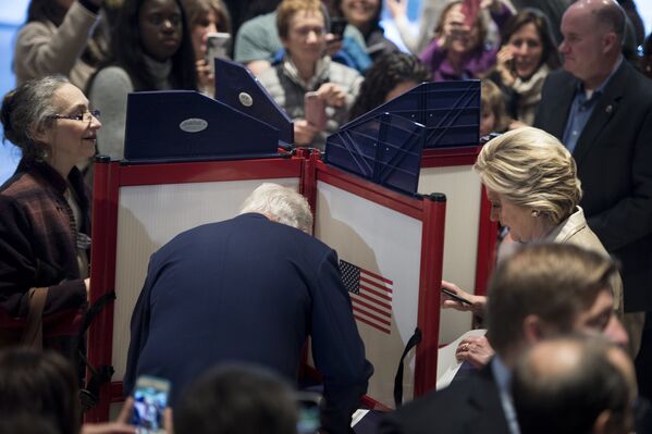 Бывший президент США Билл Клинтон и кандидат в президенты США Хиллари Клинтон во время голосования на избирательном участке в Нью-Йорке