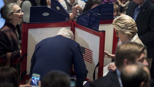 Бывший президент США Билл Клинтон и кандидат в президенты США Хиллари Клинтон во время голосования на избирательном участке в Нью-Йорке