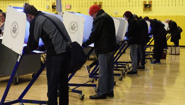 Избиратели голосуют на выборах президента США в Нью-Йорке