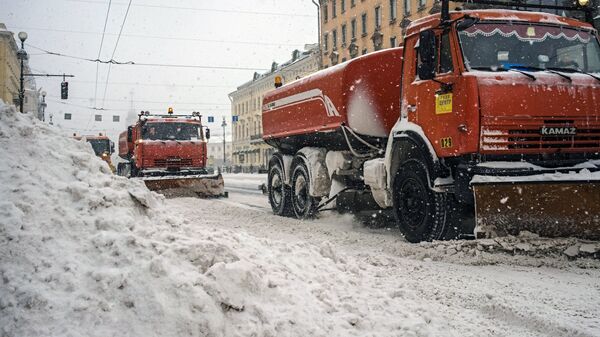 Уборка снега после снегопада в Санкт-Петербурге