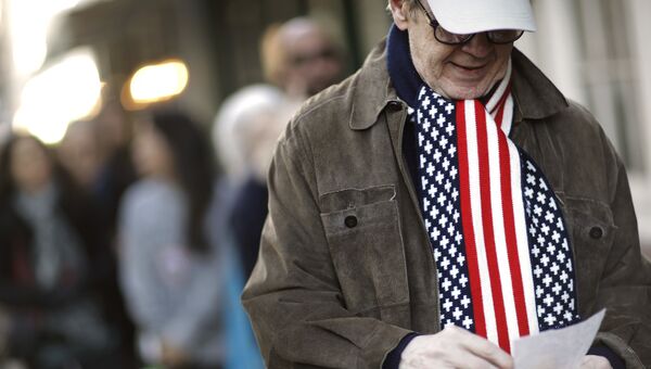 Мужчина в шарфе под цвет флага США на избирательном участке в Нью-Йорке. Архивное фото
