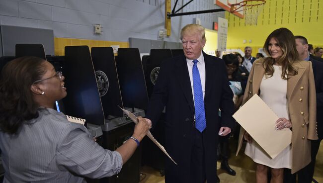 Кандидат в президенты США Дональд Трамп и его супруга Меланья Трамп на избирательном участке в Нью-Йорке