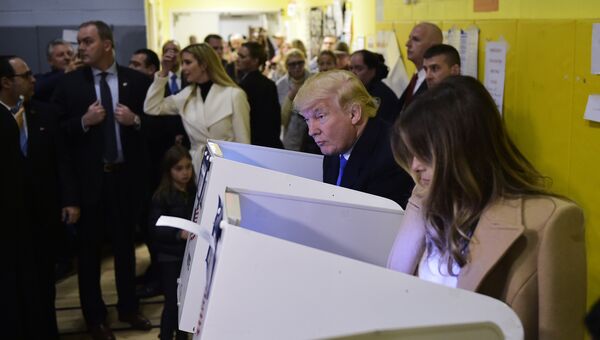 Кандидат в президенты США Дональд Трамп и его супруга Меланья Трамп на избирательном участке в Нью-Йорке