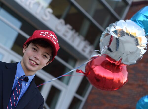 Мальчик у избирательного участка в Гринвиче, США