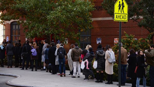 Избиратели стоят в очереди на избирательный участок в Нью-Йорке, где проходит голосование на выборах президента США
