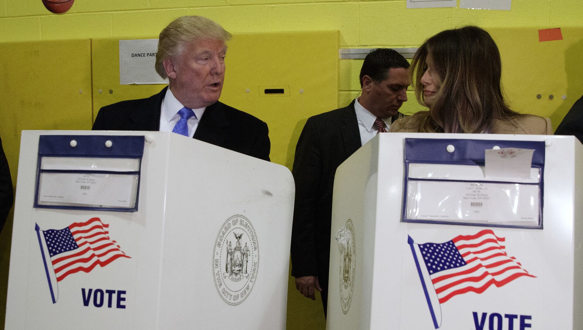 Кандидат в президенты США Дональд Трамп и его супруга Меланья Трамп на избирательном участке в Нью-Йорке - РИА Новости, 1920, 10.11.2016