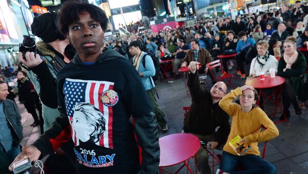 Сторонники кандидата в президенты США от Демократической партии Хиллари Клинтон на площади Таймс-сквер в Нью-Йорке у экранов с предварительными итогами подсчета голосов на выборах президента США. 8 ноября 2016