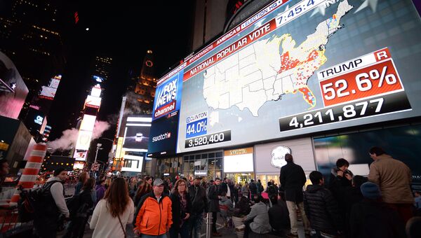 Экран с предварительными итогами голосования на выборах президента США на площади Таймс-сквер в Нью-Йорке. Архивное фото