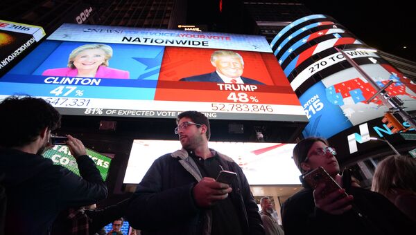 Экран с предварительными итогами голосования на выборах президента США на площади Таймс-сквер в Нью-Йорке