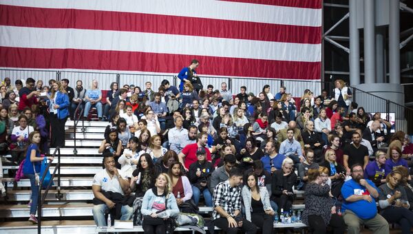 Сторонники кандидата в президенты США Хилари Клинтон у конференц-центра Джейкоба Джевитса в Нью-Йорке