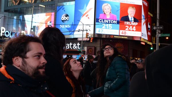 Экран с предварительными итогами голосования на выборах президента США на площади Таймс-сквер в Нью-Йорке