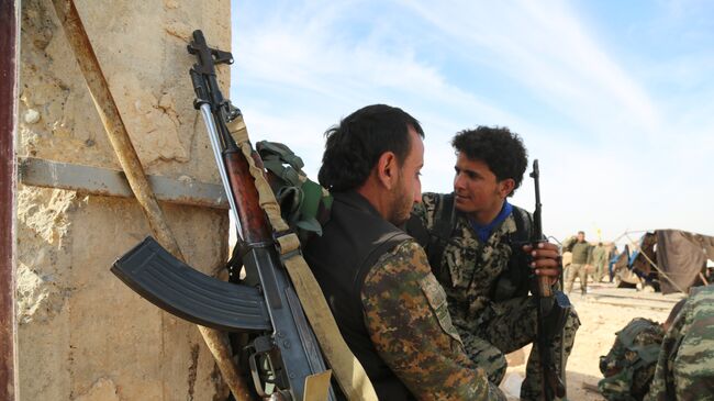Бойцы  Демократических сил Сирии (SDF) в деревне недалеко от Ракки. Архивное фото