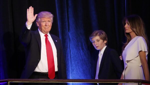 Избранный президент США Дональд Трамп с супругой Меланией и сыном Барроном во время выступления в Нью-Йорке. 9 ноября 2016