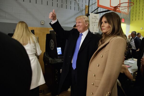 Кандидат в президенты США Дональд Трамп с супругой на избирательном участке в Нью-Йорке