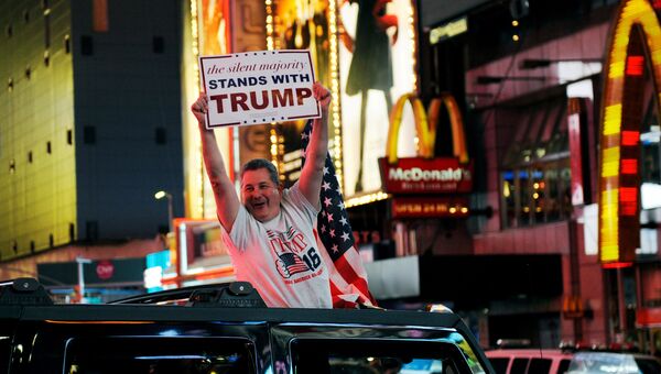 Сторонник кандидата в президенты США Дональда Трампа на Таймс-Сквер в Нью-Йорке