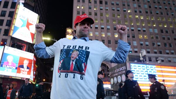 Сторонник кандидата в президенты США от Республиканской партии Дональда Трампа на площади Таймс-сквер в Нью-Йорке