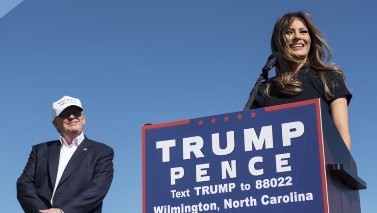 Мелания Трамп и ее муж Дональд Трамп во время митинга в международном аэропорту Уилмингтон, штат Северная Каролина
